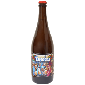 Bouteille de La Rigodon Blonde posée sur un comptoir en bois, ambiance festive de carnaval