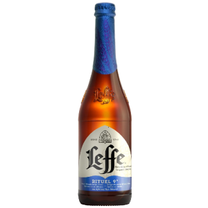 Bouteille de Leffe Rituel 9° blonde belge sur fond rustique