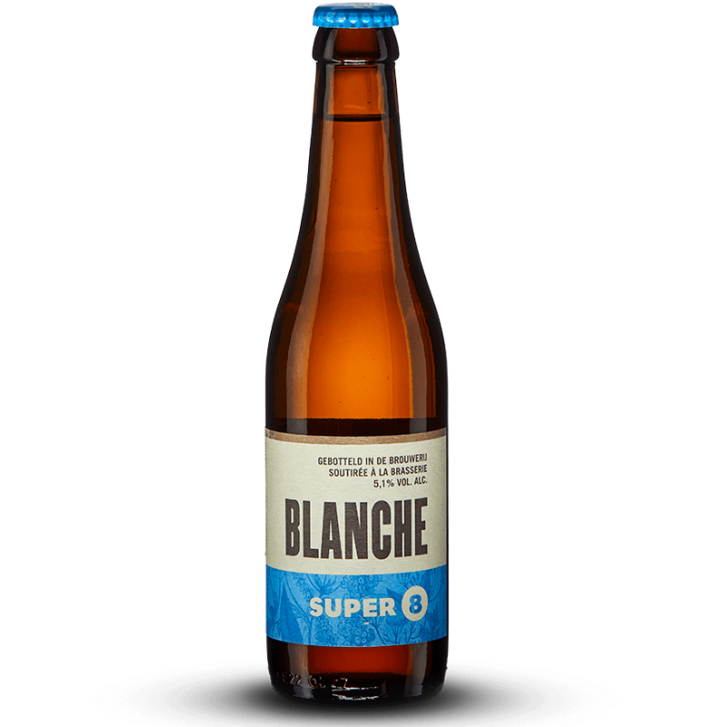 Bière blanche Super 8 avec mousse crémeuse et écorces d'orange Bière blanche Super 8 avec mousse crémeuse et écorces d'orange