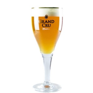 Verre Saint‑Feuillien Grand Cru 33 cl rempli, mousse crémeuse sur fond flou